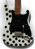 Miniatuur Fender Stratocaster gitaar met gratis standaard, Verzamelen, Muziek, Artiesten en Beroemdheden, Nieuw, Overige typen