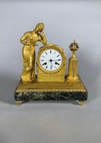 Mantelklok, allegorie van kennis, Empire-periode -