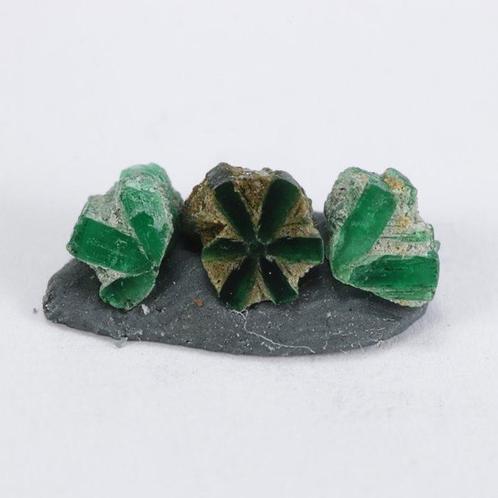 Zeer zeldzame trapiche smaragd - 1,00 ct. kristallen- 0.2 g, Verzamelen, Mineralen en Fossielen