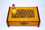 Oosters kistje met danseres en speeldoos - Muziekdoos -, Antiek en Kunst, Curiosa en Brocante
