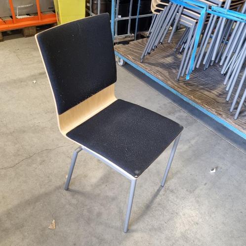 Grote partij houten stapelstoelen - zwarte stof (schade), Huis en Inrichting, Stoelen, Ophalen of Verzenden