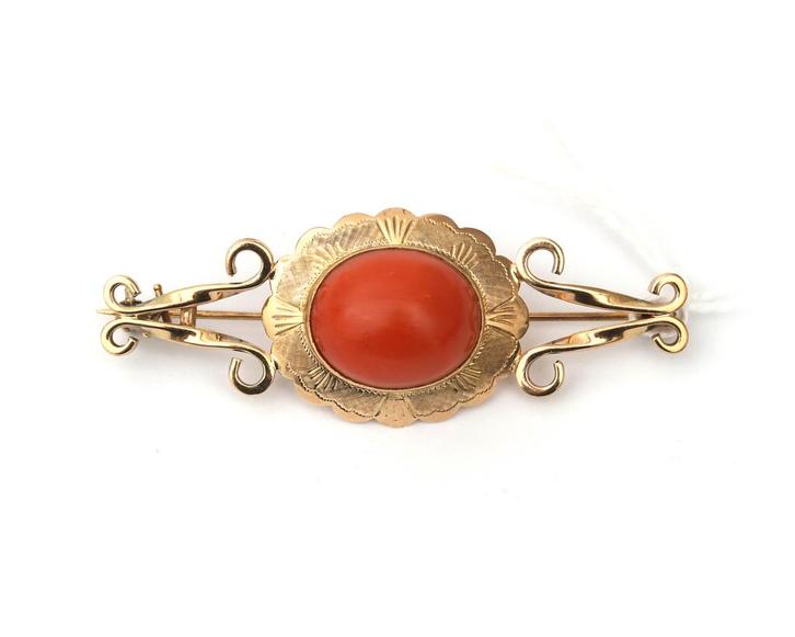 Een geelgouden broche met bloedkoraal, Sieraden, Tassen en Uiterlijk, Broches, Gebruikt