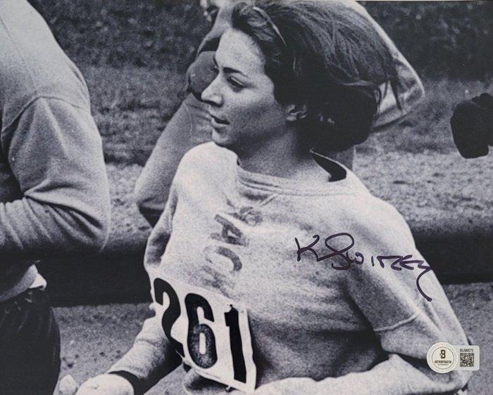 1967 Boston Marathon - Kathrine Switzer - Handtekening, Foto, Verzamelen, Overige Verzamelen