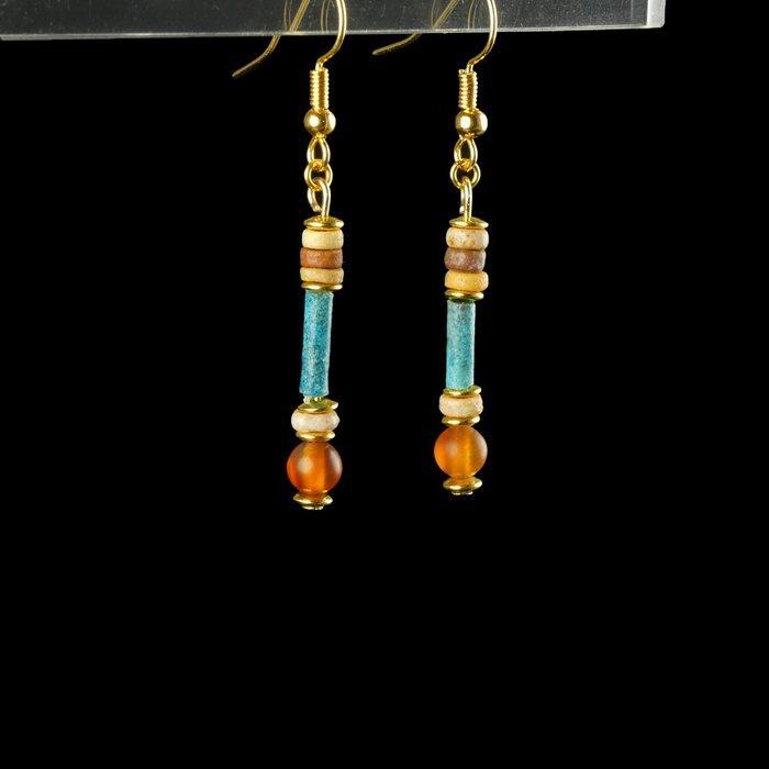Oude Egypte, late periode Oorringen met faience en carneool, Sieraden, Tassen en Uiterlijk, Antieke sieraden