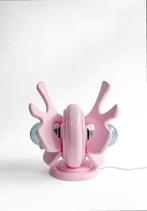 Chai Dienn - Tafellamp - Hout - Pink Harpy Lamp