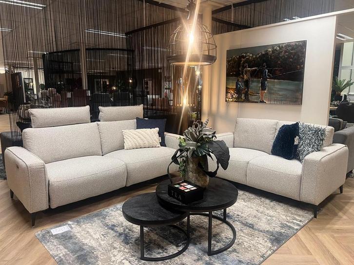Nieuw model bank met 2 elektrische relaxen in vele stoffen, Huis en Inrichting, Banken | Bankstellen, Nieuw, Stof, Tweepersoons