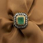 18 Krt. Gouden Victoriaanse ring met smaragd en roos gesl..., Gebruikt, Overige kleuren, Ophalen of Verzenden, Kleiner dan 17