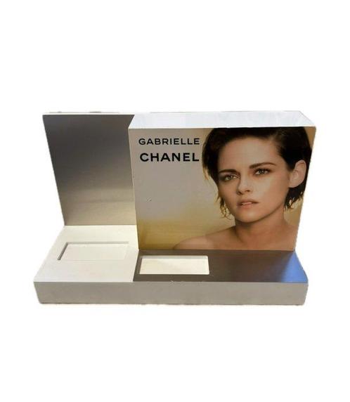 CHANEL - Présentoir Parfum Gabrielle CHANEL - 2020s, Antiek en Kunst, Antiek | Wandborden en Tegels