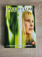 DVD - Medium - Seizoen 1, Cd's en Dvd's, Dvd's | Tv en Series, Vanaf 12 jaar, Verzenden, Gebruikt, Thriller