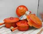 Een lot oranje Kookgerei - Pan (5) - Emaille, Gietijzer + 2