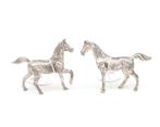 Twee zilveren miniatuur paarden