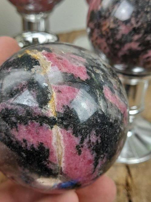 Zeven schitterende Rhodoniet bollen - op kunststof, Verzamelen, Mineralen en Fossielen
