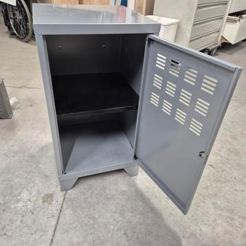Kleine stalen kast met draaideur en slot afm 40x40x74cm  hoo beschikbaar voor biedingen
