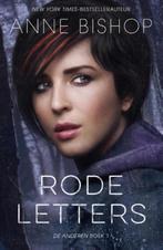 Rode letters / De Anderen / 1 9789026140488 Anne Bishop, Boeken, Verzenden, Gelezen, Anne Bishop