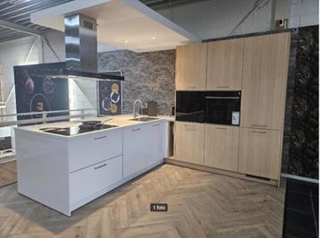 Luxe 2 – kleurig showroomkeuken , zijdegrijs hoogglans beschikbaar voor biedingen