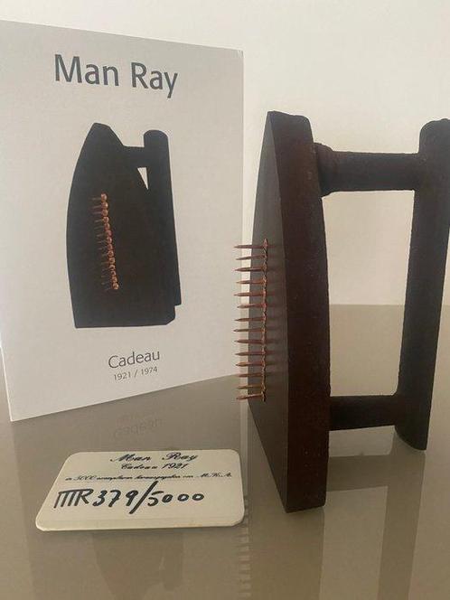 Man Ray (1890-1976) - sculptuur, Cadeau - 17 cm - IJzer -, Antiek en Kunst, Antiek | Overige Antiek