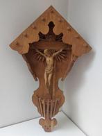 Snijwerk, Altes Holzkreuz mit gekreuzigten Jesus - Jesus am