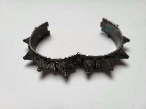 Armband met spikes - Zilver - Algerije - Eerste helft 20e, Antiek en Kunst, Kunst | Niet-Westerse kunst