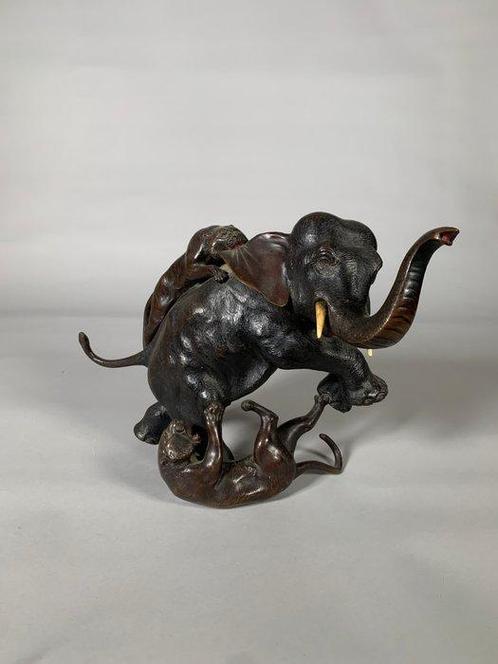 Elephant attaqué par deux tigres - sculptuur Brons - Japan -, Antiek en Kunst, Antiek | Overige Antiek