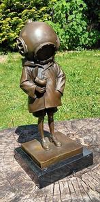 naar banksy - sculptuur, bronzen banksy duikertje - 31 cm -