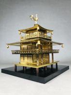 Een Okimono van een model van de Kinkaku-ji-tempel -