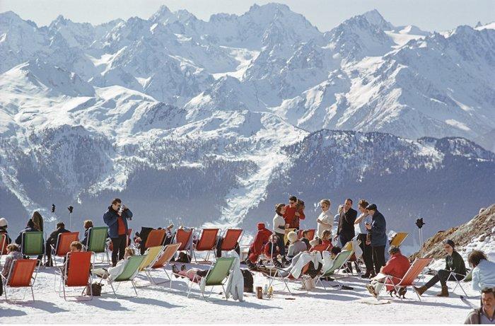 Slim Aarons (1916–2006) - Lounging In Verbier, Antiek en Kunst, Kunst | Designobjecten