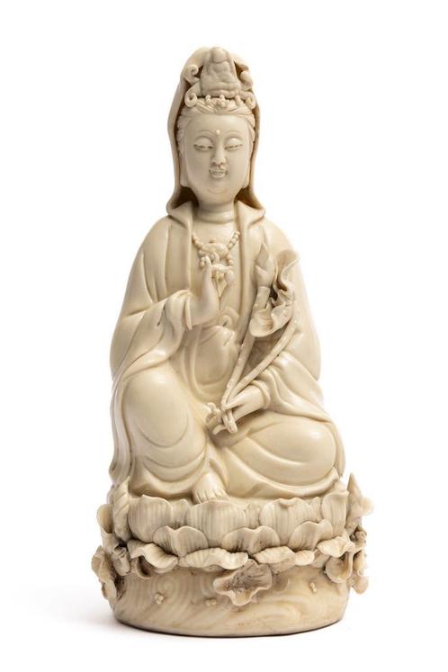 Een Chinees blanc-de-chine guanyin beeld, Antiek en Kunst, Kunst | Beelden en Houtsnijwerken