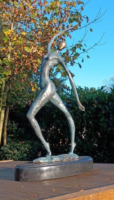 sculptuur, dancing lady on marble 36 cm hoog - 36 cm - brons, Antiek en Kunst, Kunst | Designobjecten
