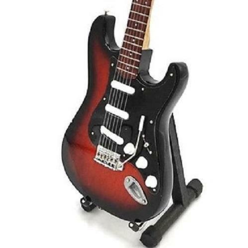 Miniatuur Fender Stratocaster gitaar met gratis standaard, Verzamelen, Muziek, Artiesten en Beroemdheden, Pop, Beeldje of Miniatuur