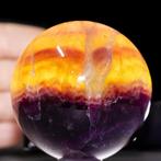 Gesneden fluorietbollen Natuurlijk gele-paars fluoriet bol.