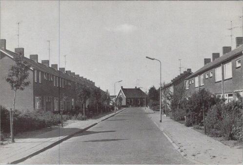 KRABBENDIJKE - Morlodestraat. Julianastraat op achtergrong, Verzamelen, Ansichtkaarten | Nederland, Verzenden