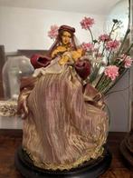 Standbeeld bewaard in een glazen klokkenluik - Madonna met