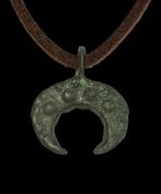 Viking periode Brons Amulet hanger lunula. Goede staat.