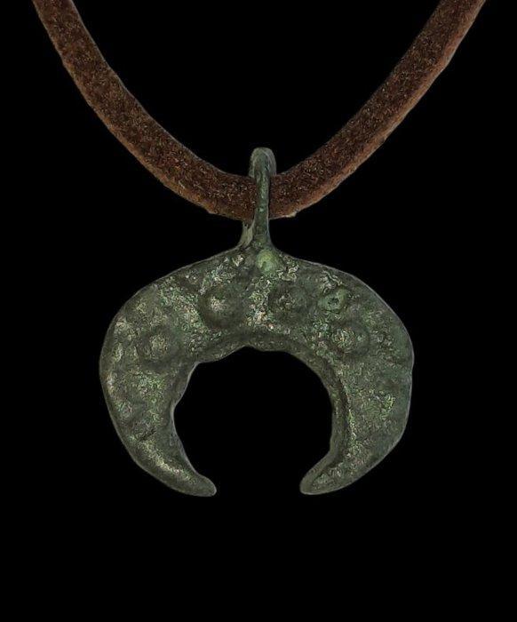 Viking periode Brons Amulet hanger lunula. Goede staat., Verzamelen, Mineralen en Fossielen