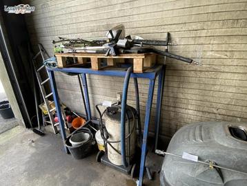 Wandtafel met inhoud beschikbaar voor biedingen