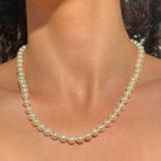 Ketting van semi-ronde witte aquadulceparels. Gesp met