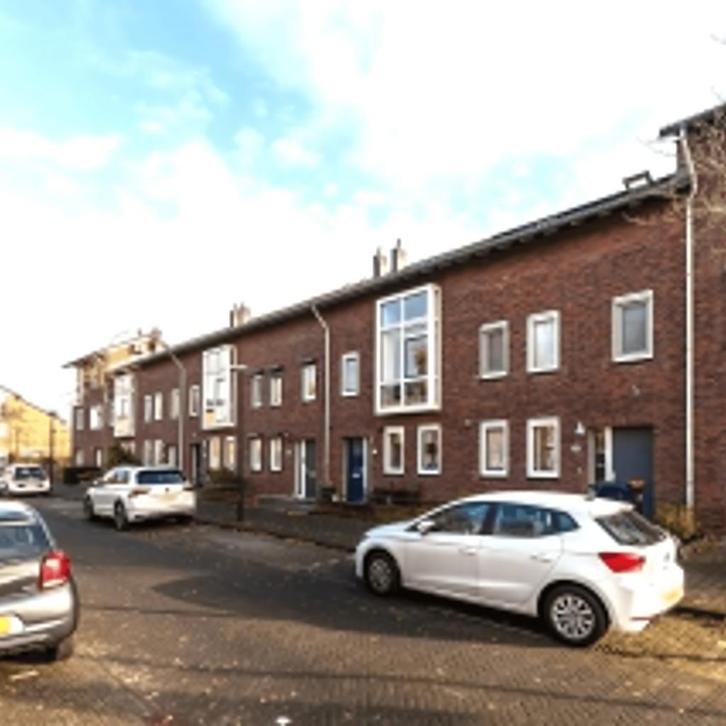 huis in Den-haag gevonden voor €2750,- pm, Huizen en Kamers, Garages en Parkeerplaatsen