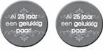 2 Buttons Al 25 Jaar een Gelukkig Paar, Hobby en Vrije tijd, Feestartikelen, Verzenden, Nieuw, Versiering, Geboorte of Huwelijk