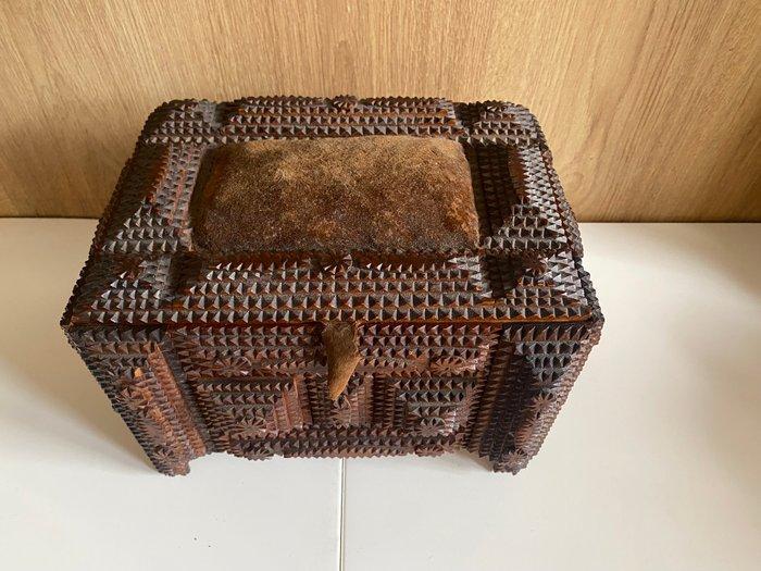 Naaidoos - Hout, Fluweel - Tramp art, Antiek en Kunst, Antiek | Overige Antiek