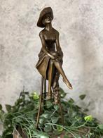 sculptuur, Elegant Bronze Sculpture – Seated Lady with Hat