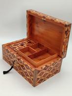 Sieradendoos - Juwelenkistje met een thuya-loep, volledig