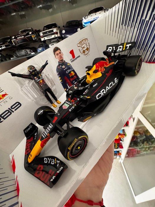 Bburago 1:24 - Modelauto (2) - Red Bull Racing RB19 - Max, Hobby en Vrije tijd, Modelauto's | 1:5 tot 1:12
