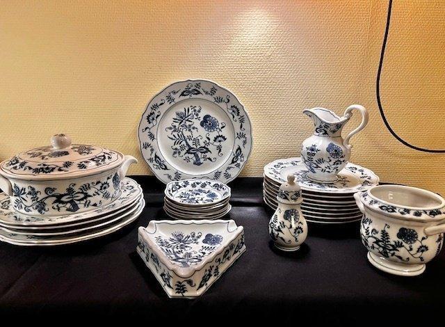 Blue Danube - Tafelservies (24) - onion - Porselein -, Antiek en Kunst, Antiek | Meubels | Tafels