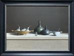 Leo Pors (1952) - Wine Bottles, Pottery and White Onions, Antiek en Kunst, Kunst | Schilderijen | Klassiek
