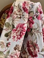 Dubde breedte. Gedessineerd weefsel met een achtergrond van