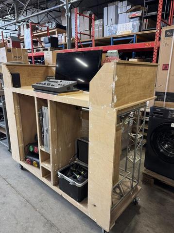 DJ booth met licht en geluid accessoires w.o. Maxgear, Sa beschikbaar voor biedingen