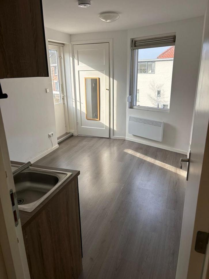 Nette kamer met eigen voorzieningen te huur centrum Tilburg, Huizen en Kamers, Kamers te huur, Minder dan 20 m², Tilburg