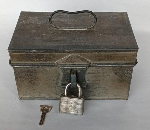 Kist - IJzer - Geldkist met hangslot, Antiek en Kunst, Antiek | Wandborden en Tegels