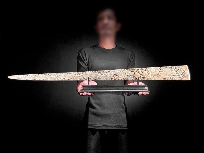 Geen minimumprijs - Grote gebeeldhouwde zwaardvis op een, Antiek en Kunst, Kunst | Niet-Westerse kunst