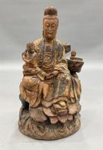 Oud Chinees Guanyin-beeld, uit hout gesneden met kind, 19e